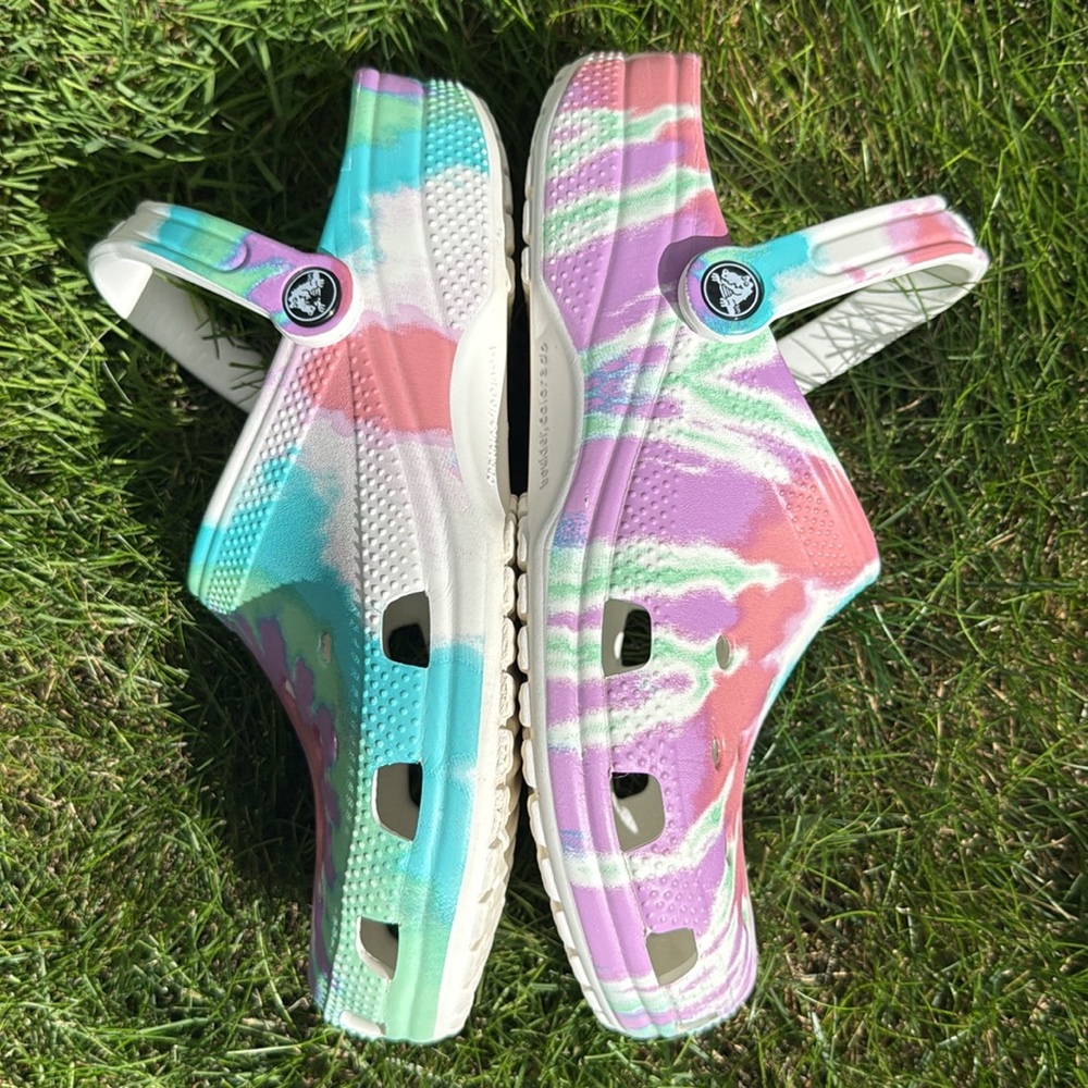 CROCS Classic Tie-Dye Graphic Clogs Women’s Size 9 - Picture 3 of 7
